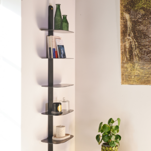 Étagère murale Héra en acier noir, design épuré, mise en scène avec livres et décorations modernes. Artisanat français.
