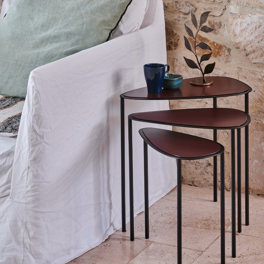 Table gigogne Héra aubergine en acier, design contemporain, mise en scène dans un intérieur moderne.