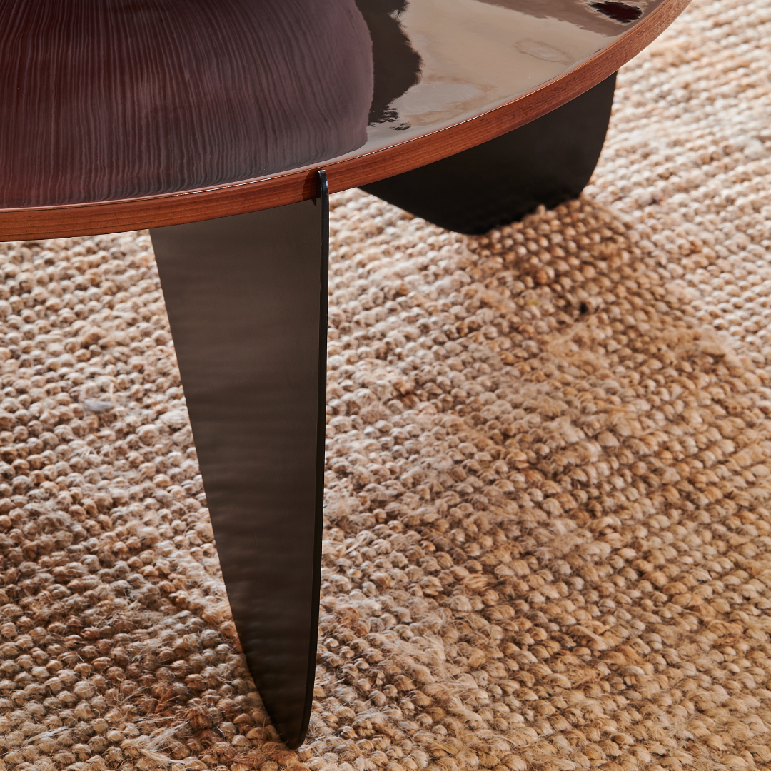 Table basse Aphrodite Duo en acier, design épuré, finition brillante, pieds élégants sur un tapis en jute. Fabriquée en France.