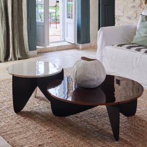 Table basse Aphrodite Duo en acier, design contemporain, mise en scène dans un intérieur moderne avec vase décoratif.