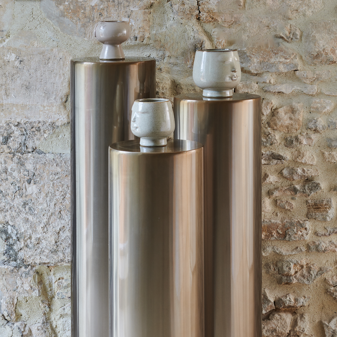 Stèle en acier verni doré, hauteur 75 cm, conçue par l'Atelier Héphaïstos, décoration moderne et épurée.