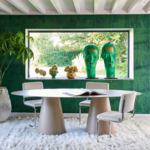 Table de salle à manger ovale Lombok, avec chaises modernes, dans un intérieur contemporain verdoyant.