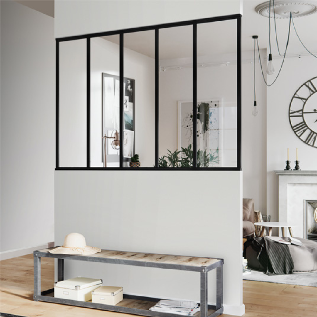 Verrière sur allège en acier noir dans un salon moderne, offrant une séparation élégante et lumineuse.