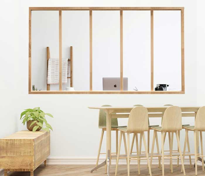 Vue d'un espace moderne avec une table et des chaises, mettant en valeur un mobilier contemporain.