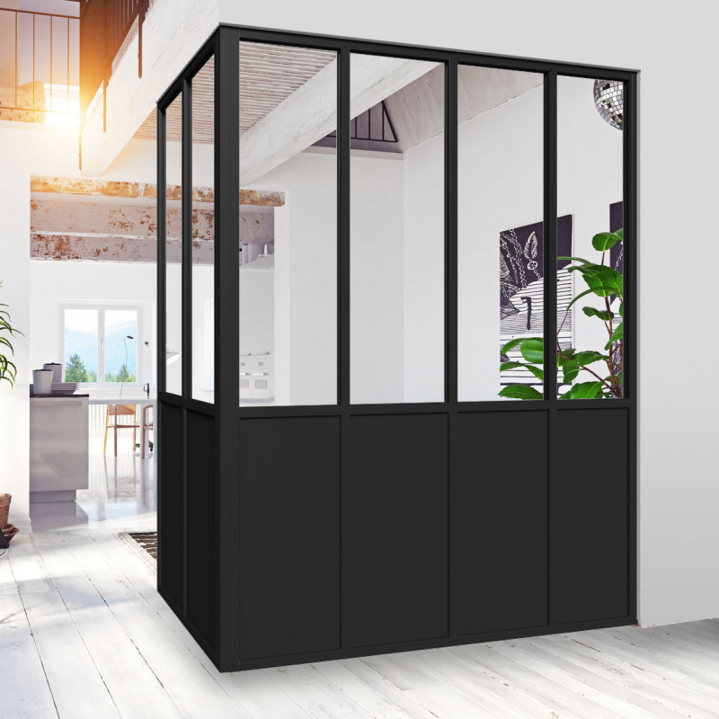 Clôture en acier noir avec grandes fenêtres, intégrée dans un intérieur moderne. Design élégant et contemporain.
