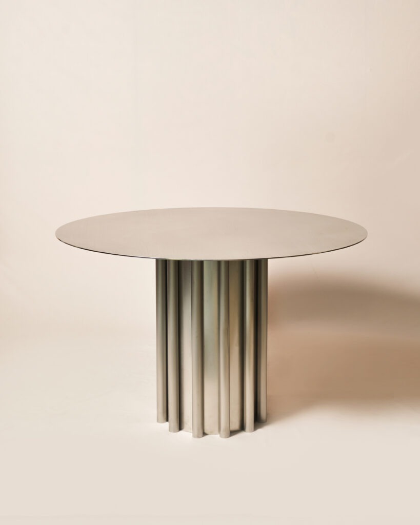 Table à manger cannelé inox